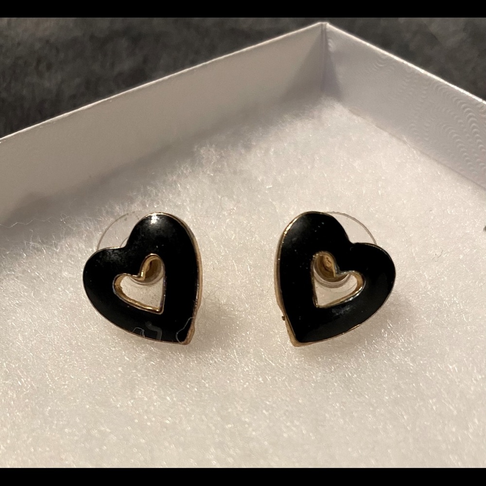 A beautiful pair of gold & 🖤 earrings!